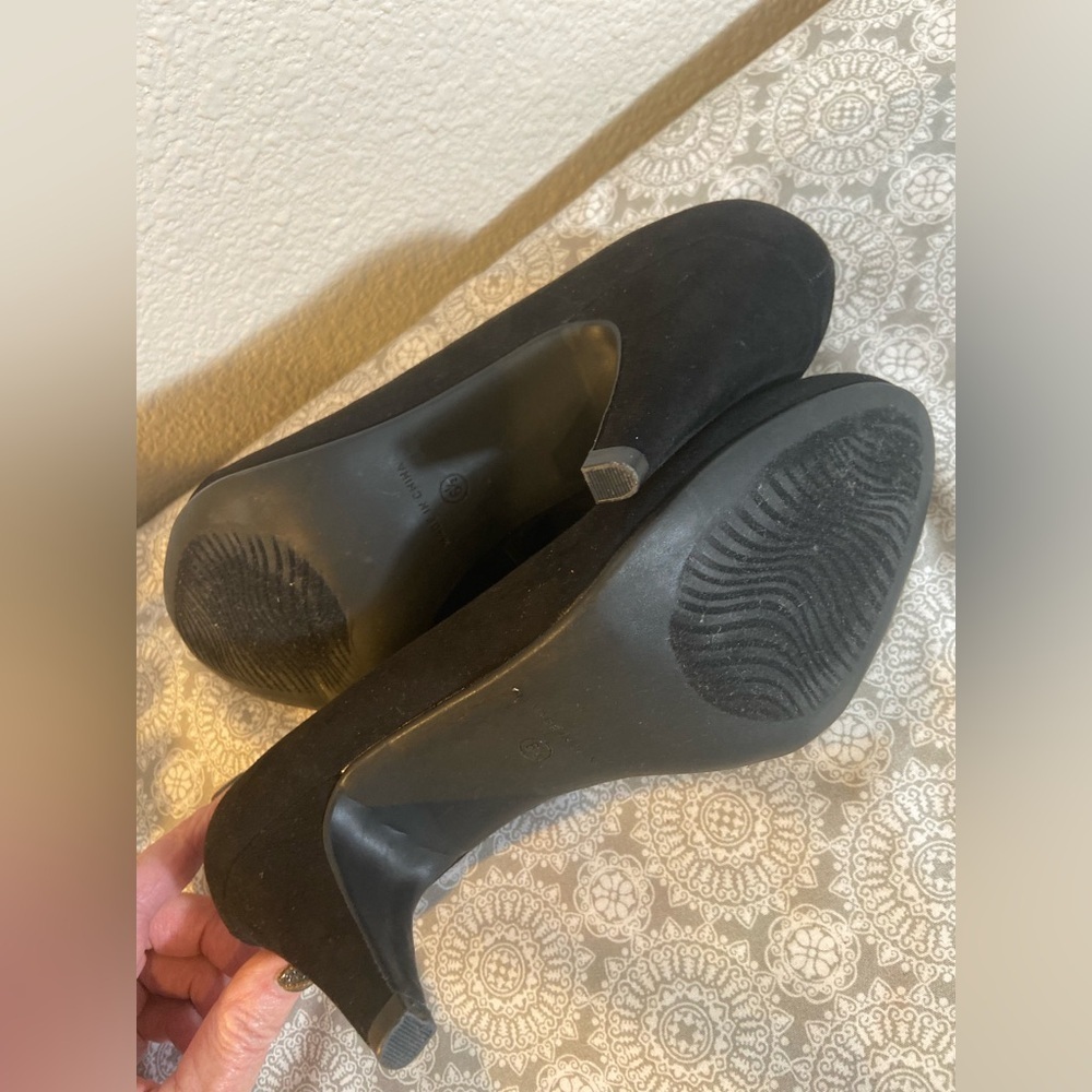 American Rag~Versatile~Black~Microsuede~Round Toe~Slip-On~Pump~Heel~Size 6.5 - Picture 10 of 11